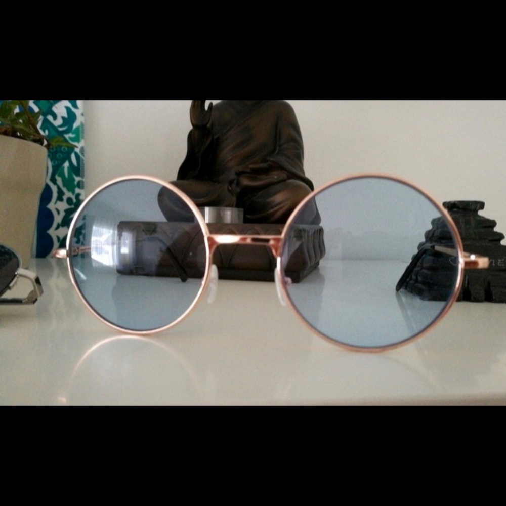 NWOT Chic retro round sunglasses  with blue lenses
